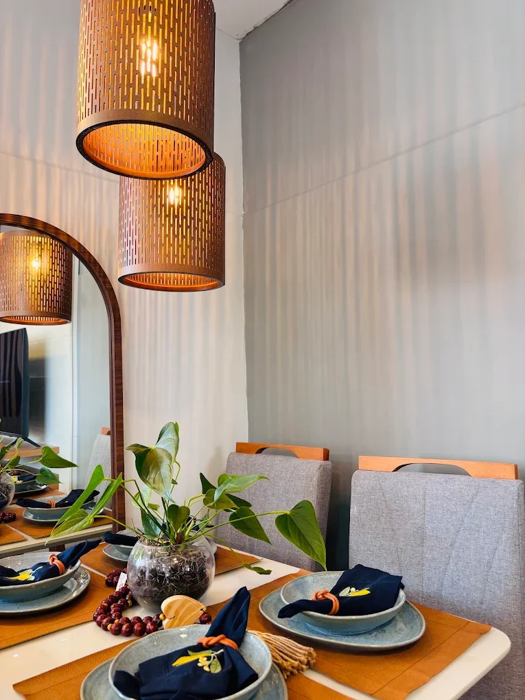 Detalhes de mesa posta e iluminação