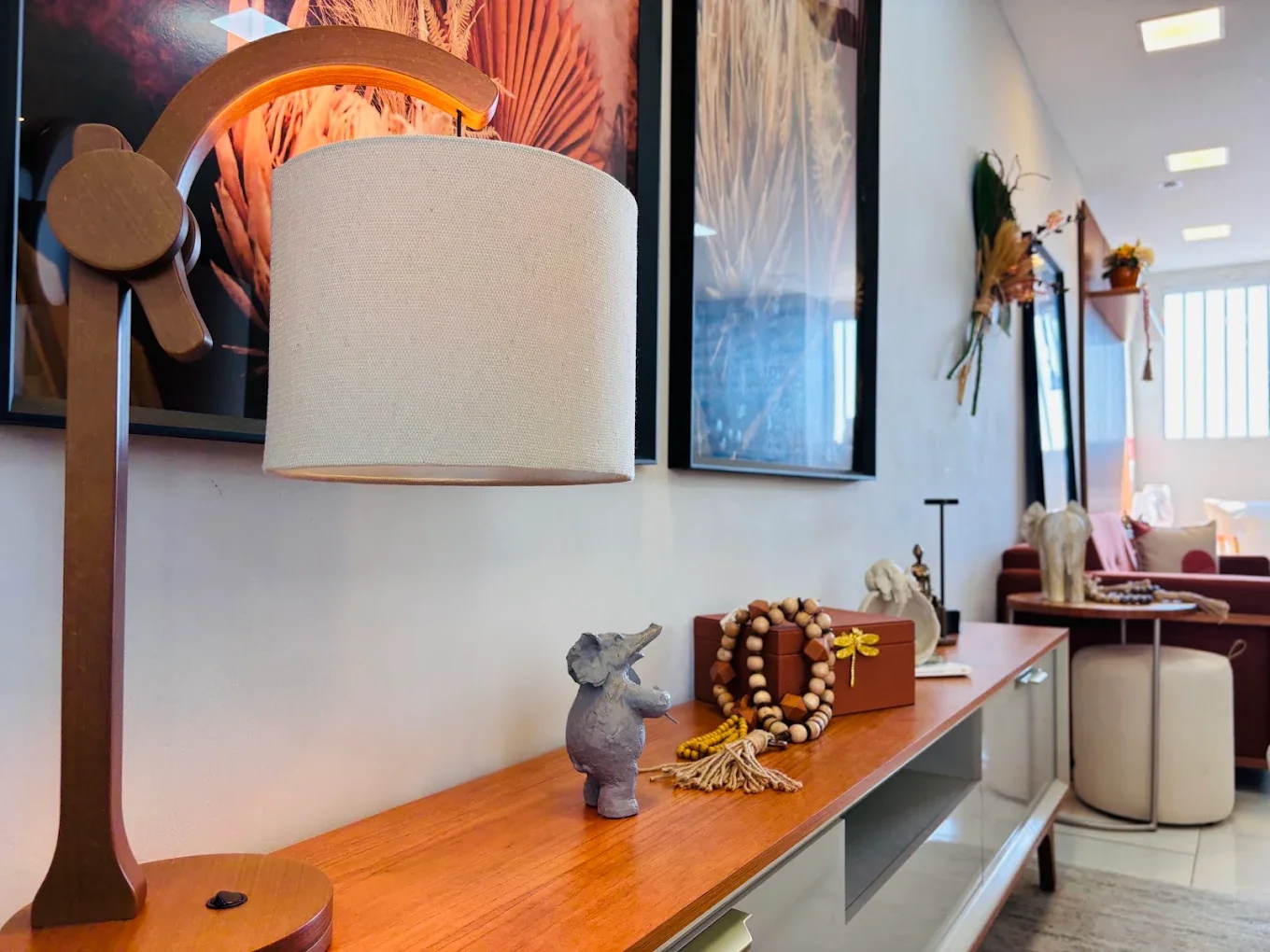 Aparador e objetos de decoração