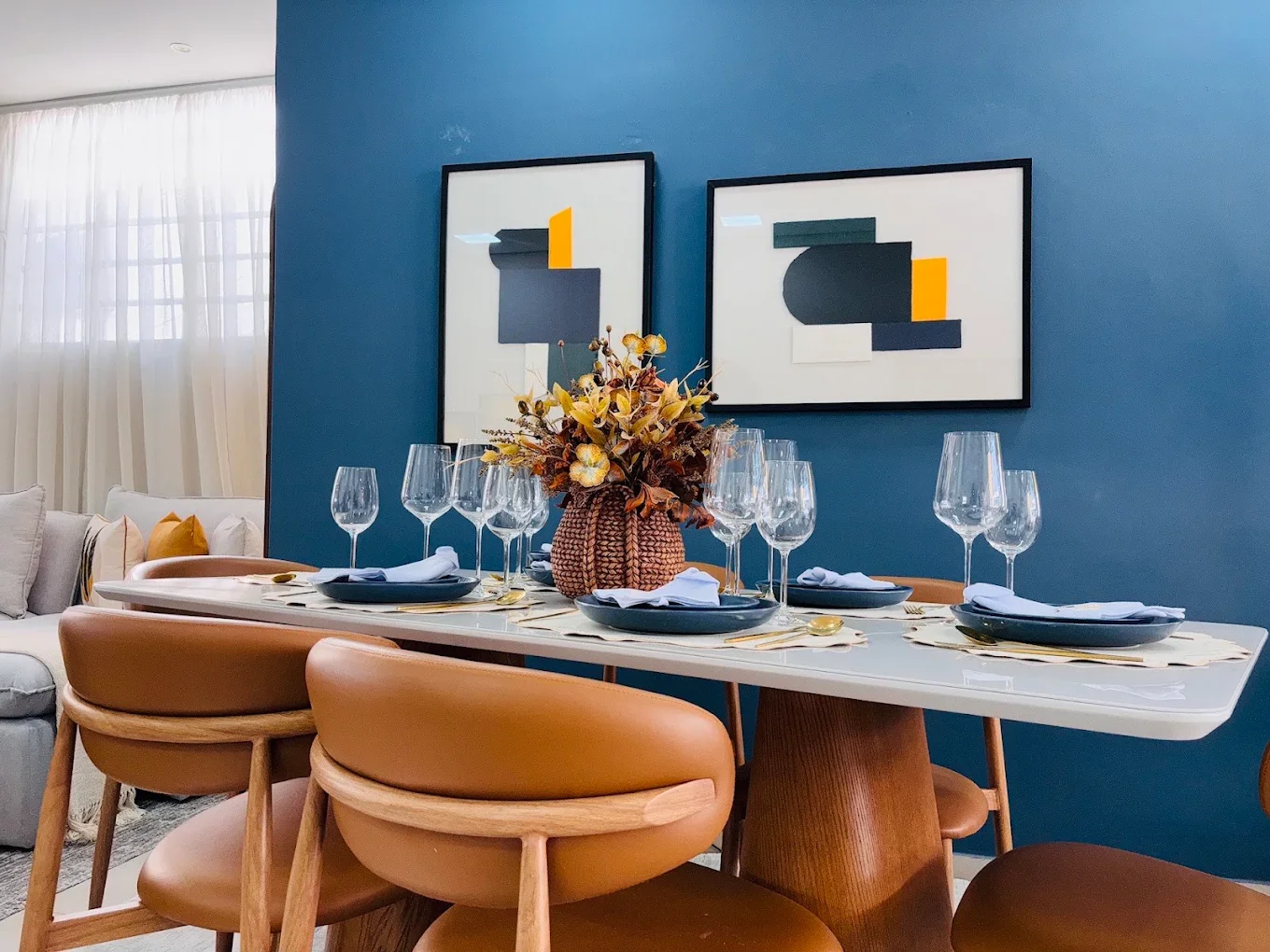 Mesa de jantar com cadeiras e composição de cores na loja
