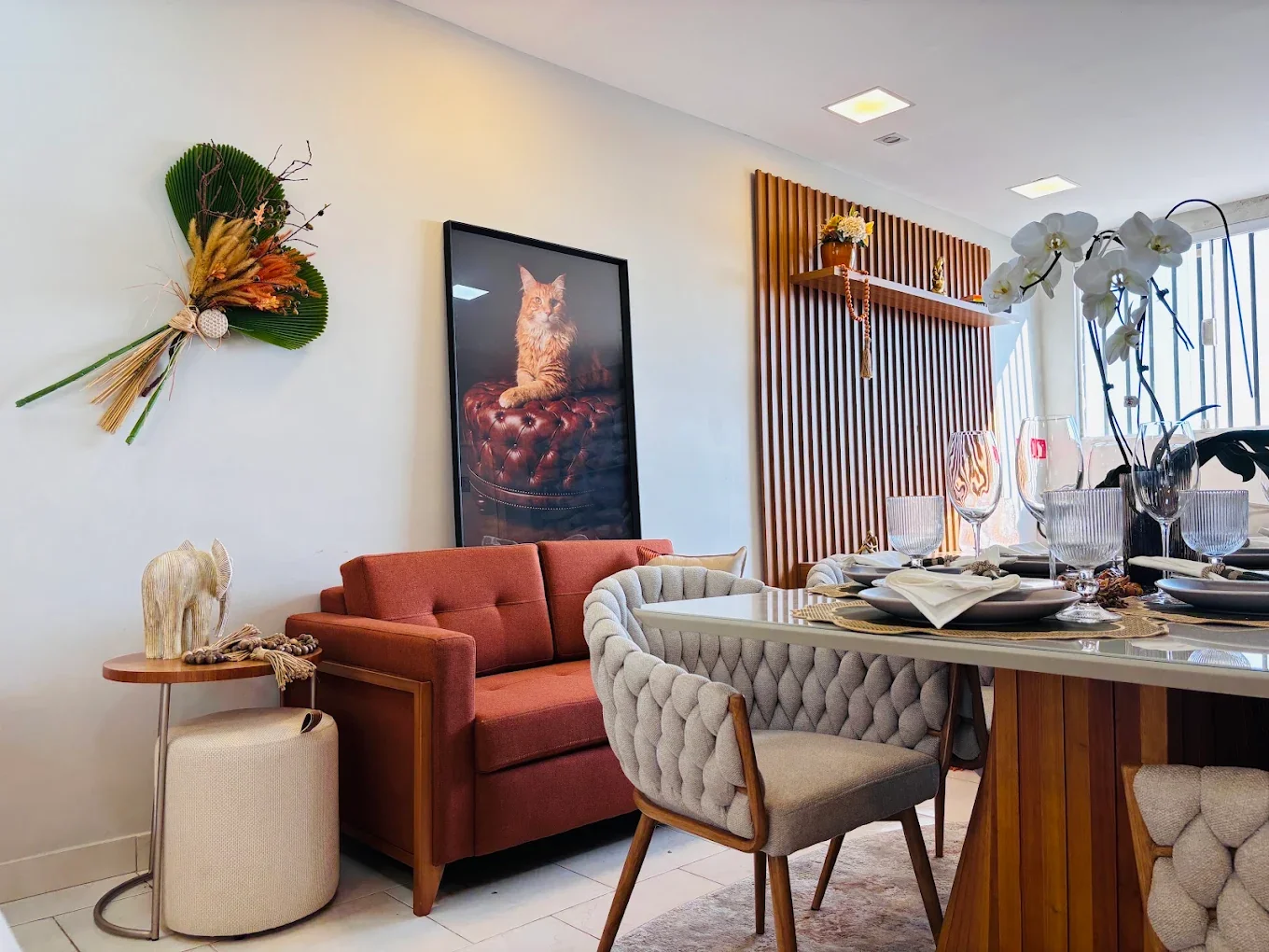 Poltrona e mesa no showroom