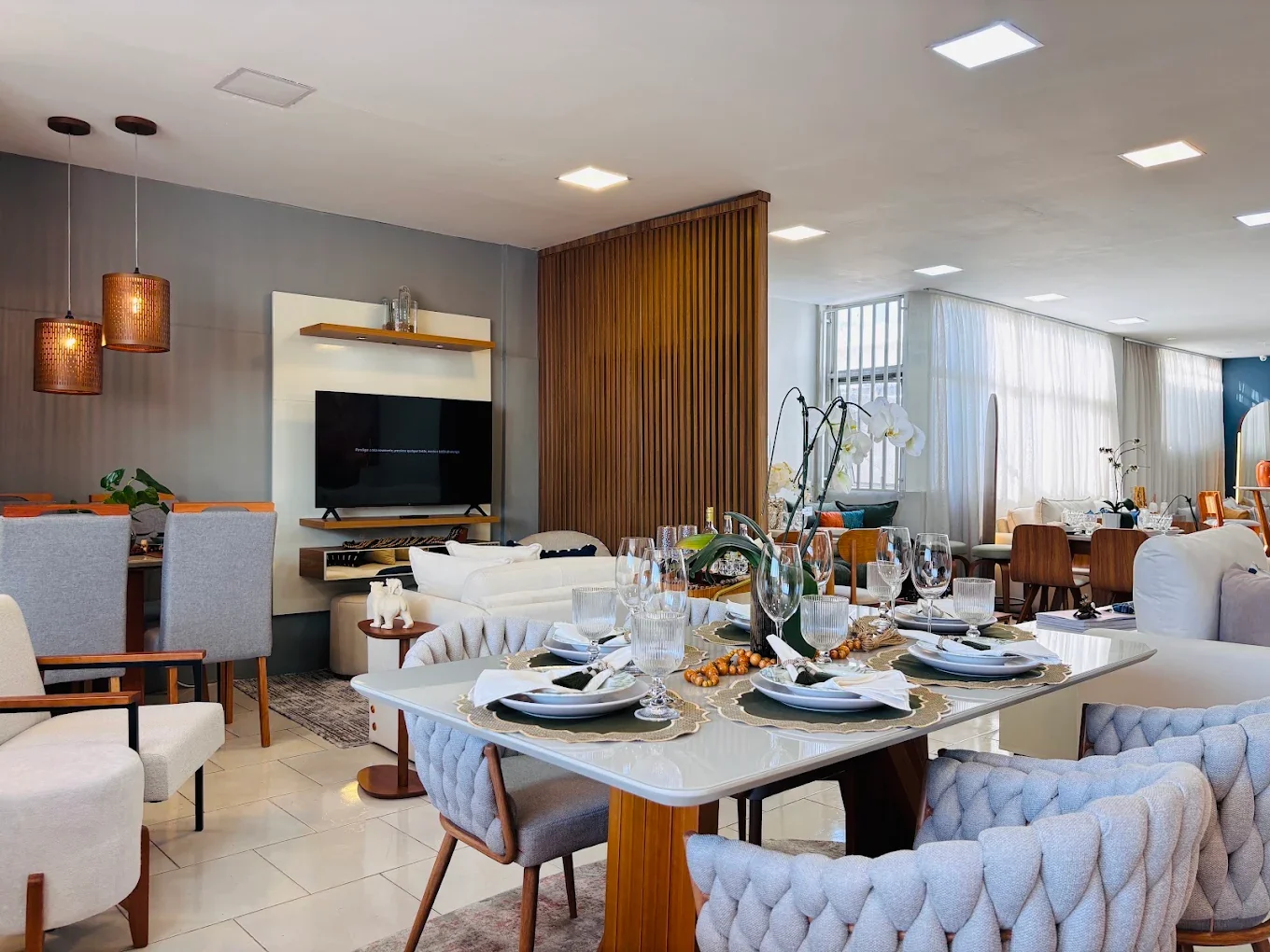 Ambiente com mesa, cadeiras e sofás